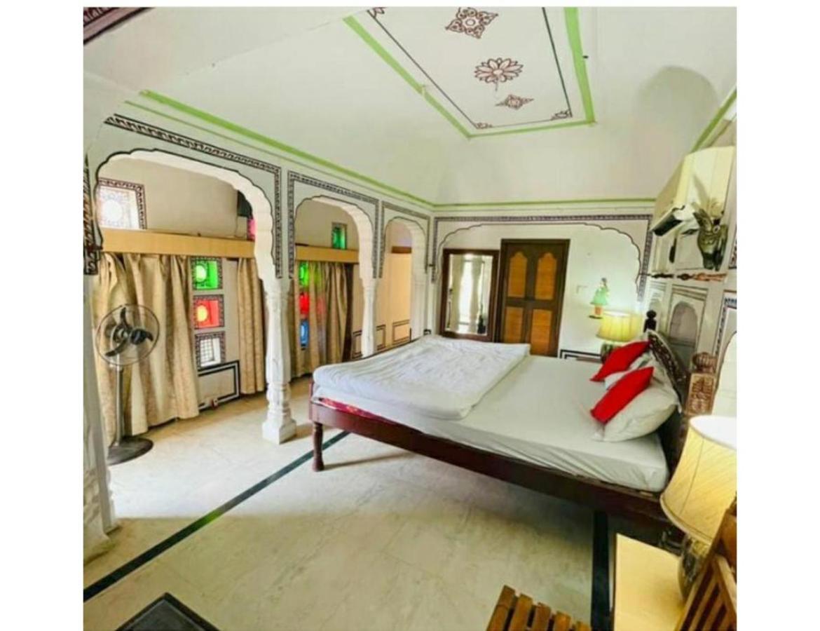 Апартаменты Singhasan Haveli, Мандава Экстерьер фото