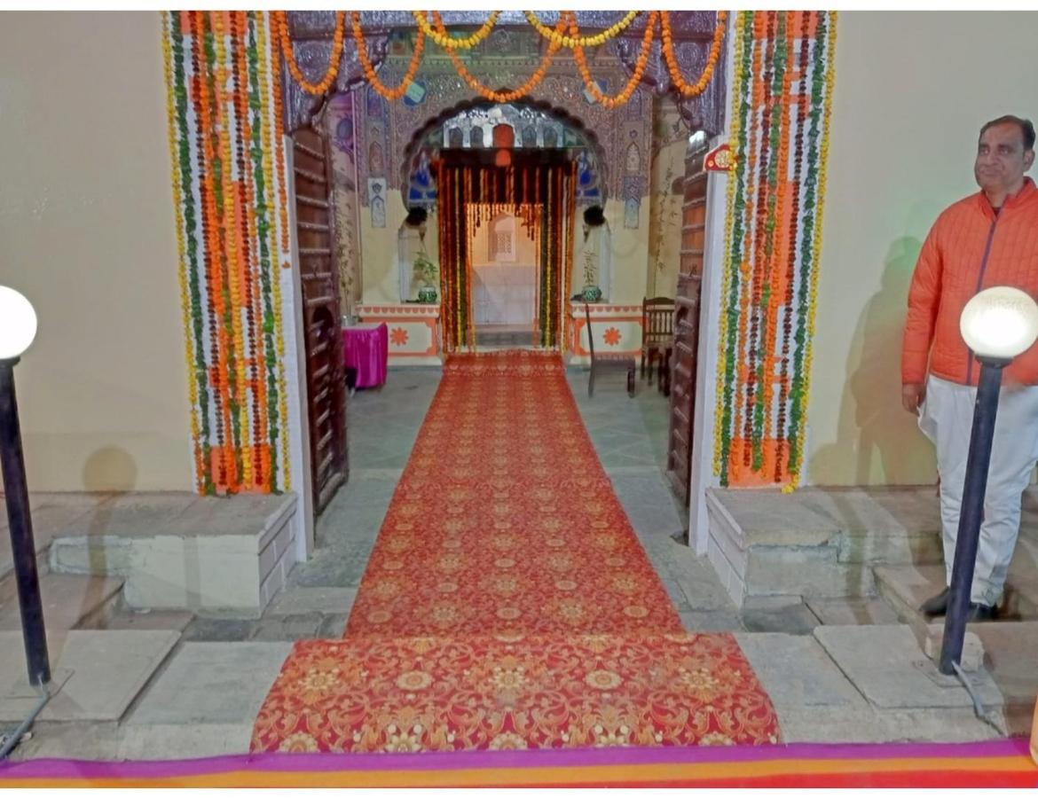 Апартаменты Singhasan Haveli, Мандава Экстерьер фото